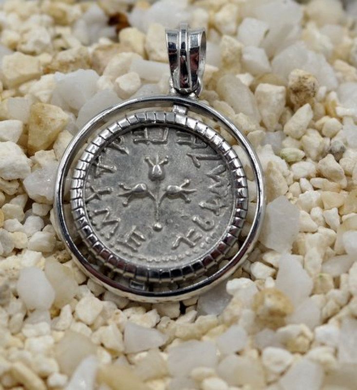 A SHEKEL OF THE FIRST JEWISH REVOLT SET IN 18K WHITE GOLD PENDANT