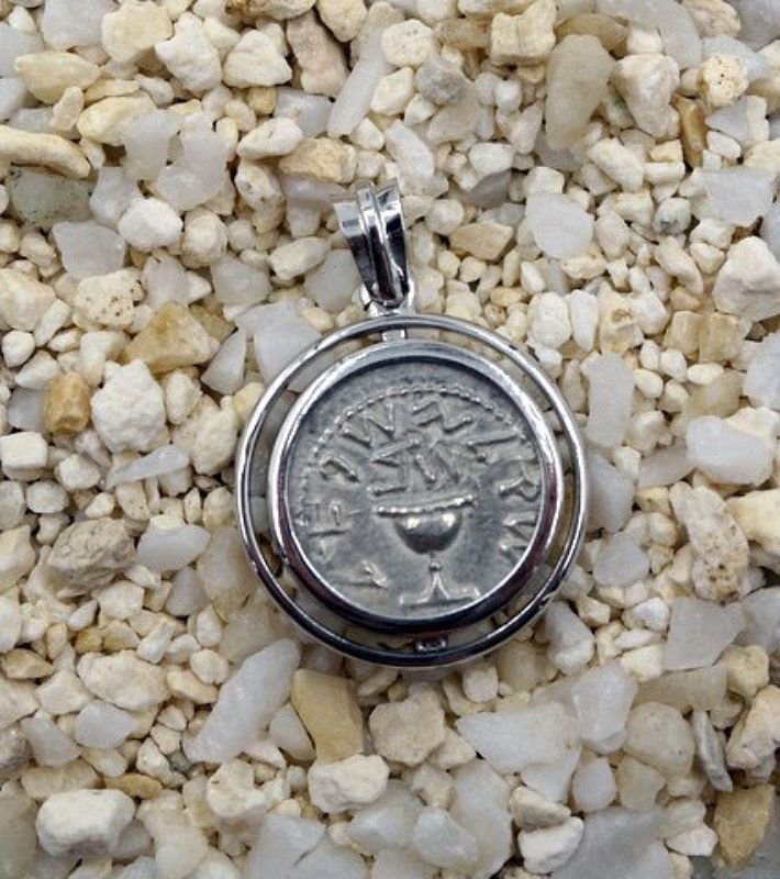 A SHEKEL OF THE FIRST JEWISH REVOLT SET IN 18K WHITE GOLD PENDANT