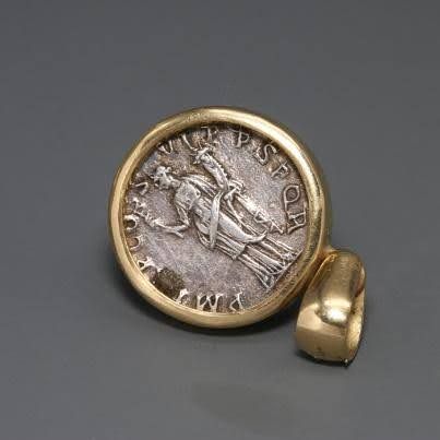 A SILVER DENARIUS OF TRAJAN IN A 18K GOLD PENDANT