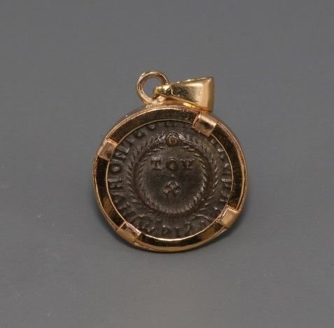 A FOLLIS OF EMPEROR CRISPUS IN 18K GOLD PENDANT