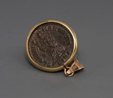 A FOLLIS OF CONSTANTINE IN 18K GOLD PENDANT