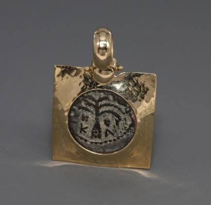 A BRONZE PRUTAH OF ANTONINUS FELIX IN 18K GOLD PENDANT