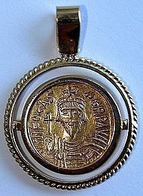 A BYZANTINE GOLD SOLIDUS IN 18K GOLD SETTING