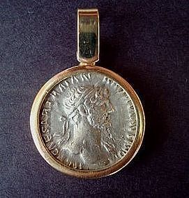 A ROMAN SILVER COIN OF EMPEROR HADRIAN SET IN 18K GOLD