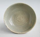 Chinese Song / Yuan Dynasty Longquan Celadon Bowl - Flower