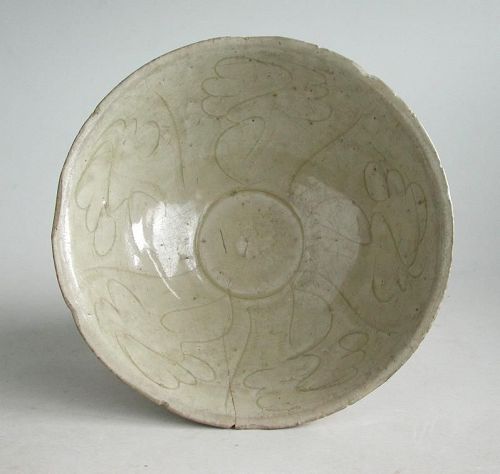 Chinese Song Dynasty Incised Celadon Porcelain Bowl