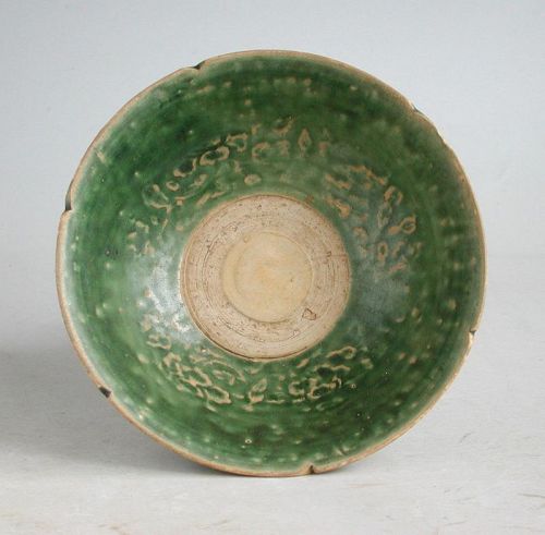 Rare Vietnamese 14th Century Apple-Green Glazed Bowl