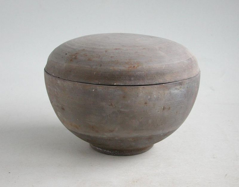Fine Chinese Western Han Dynasty Round Pottery Box