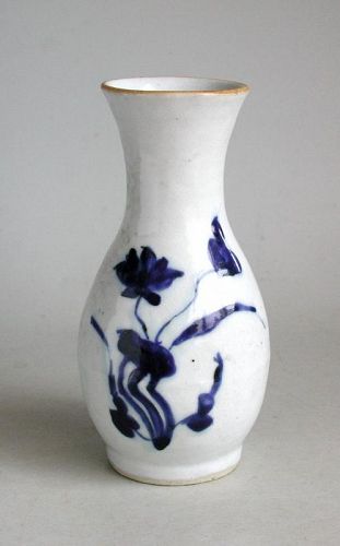 Chinese Blue & White Porcelain Vase, Late Ming Dynasty / Transitional