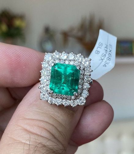 Stunning 5.04ct Colombia Emerald & Diamond Platinum Ring