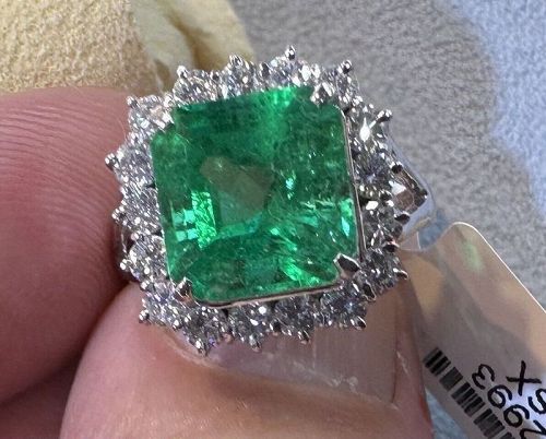 Wonderful 4.26ct Colombia Emerald & Diamond Platinum Ring