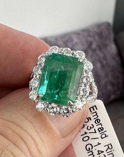 Magnificent 5.37ct Colombia Emerald & Diamond Platinum Ring