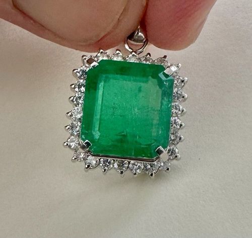 Exquisite 4.86ct Emerald & Diamond Platinum Pendant