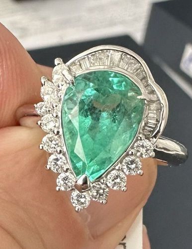 Exquisite 2.80ct Colombia Emerald & Diamond Platinum Ring