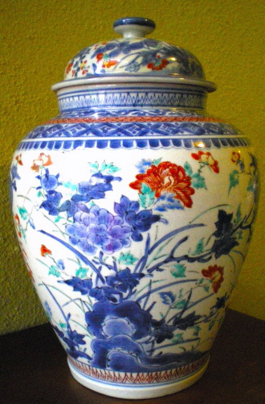 17th Century Covered Kakiemon Vase