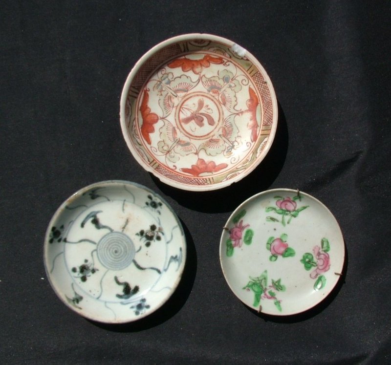 Three Qing BW - famille rose - polychrome Saucer