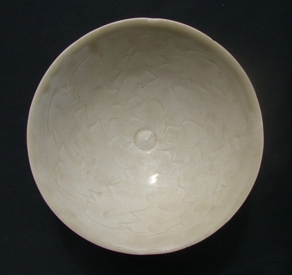 Large Yue Carved Decoration Bowl