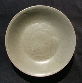 Song Yue Type CeladonCarved  Dish (18.5 cm)