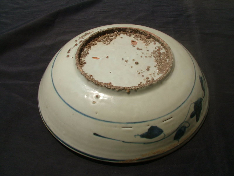 A Large Blue and White Swatow Ming  Charger (36 cm)