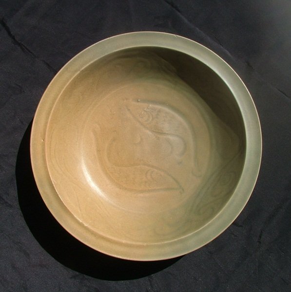 A Large Song Celadon Carved Twin Fishes Charger (36 cm)