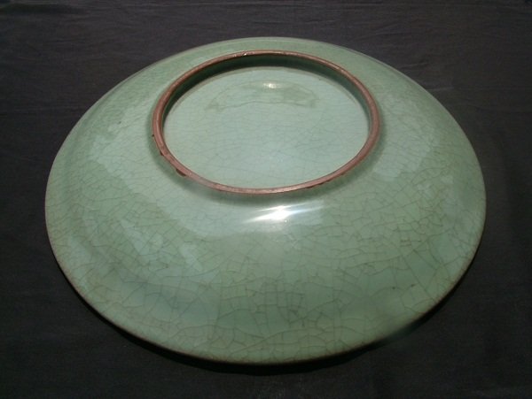 A RARE &amp; HUGE GE TYPE QING CELADON CHARGER (41 CM)