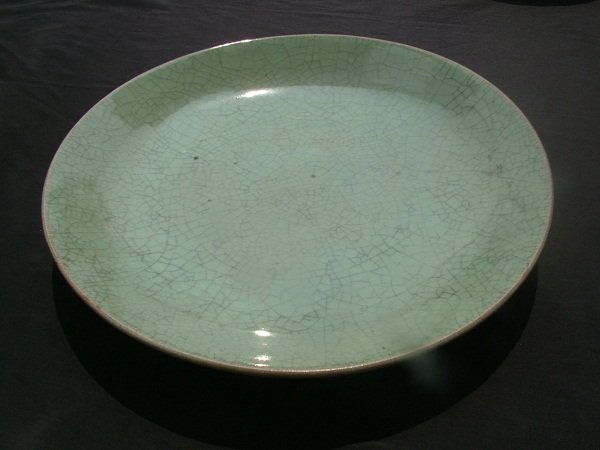 A RARE &amp; HUGE GE TYPE QING CELADON CHARGER (41 CM)