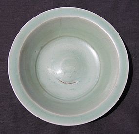 A Good Southern Song Celadon Dish (22 cm)