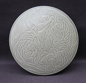 A RARE LARGE YUEYAO CARVED AND INCISED BOX AND COVER