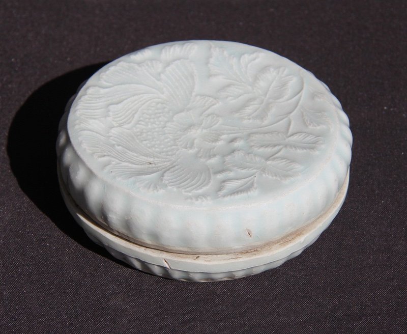 QINGBAI  COVERED BOX WITH MOULDED DECORATION