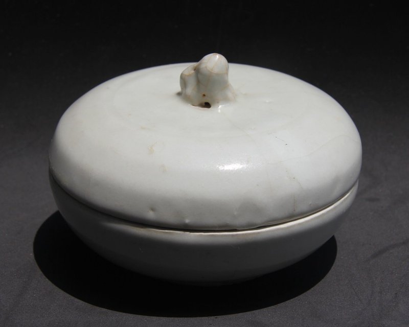 RARE LATE MING WHITE GLAZE COVERED BOX WITH FOO DOG