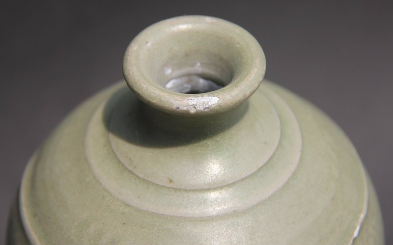 A RARE LONGQUAN CELADON VASE, MEIPING MING DYNASTY, 15TH CENTURY
