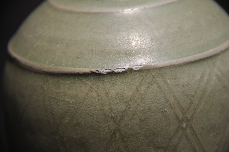 A RARE LONGQUAN CELADON VASE, MEIPING MING DYNASTY, 15TH CENTURY