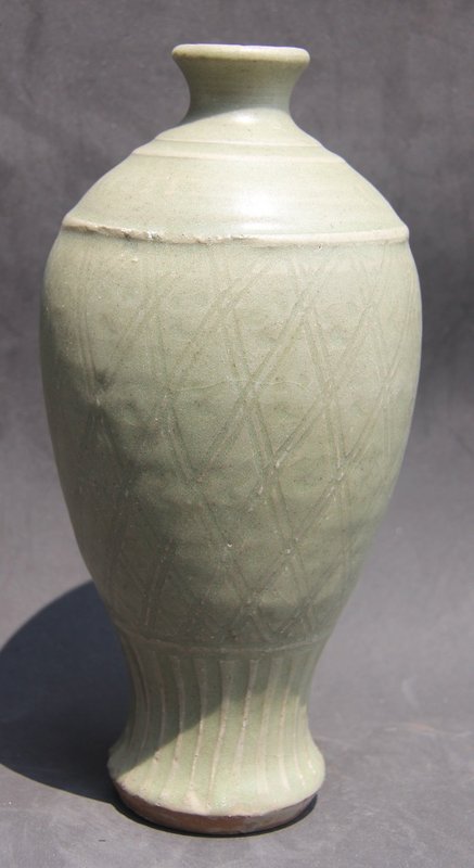 A RARE LONGQUAN CELADON VASE, MEIPING MING DYNASTY, 15TH CENTURY