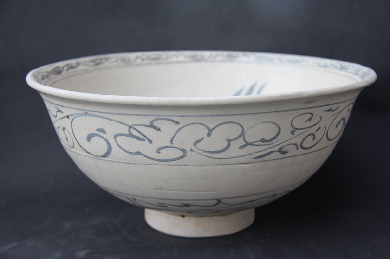 A HUGE ANNAMESE BLUE AND WHITE BOWL - D 30.5 CM