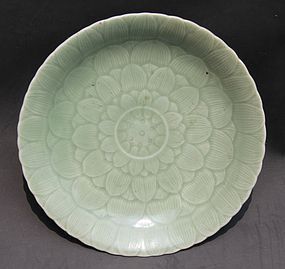 A FINE QIANLONG CELADON FOLIATED CHARGER  28 CM