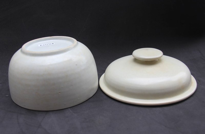 FINE MING WHITE GLAZE COVERED JAR OR BOWL