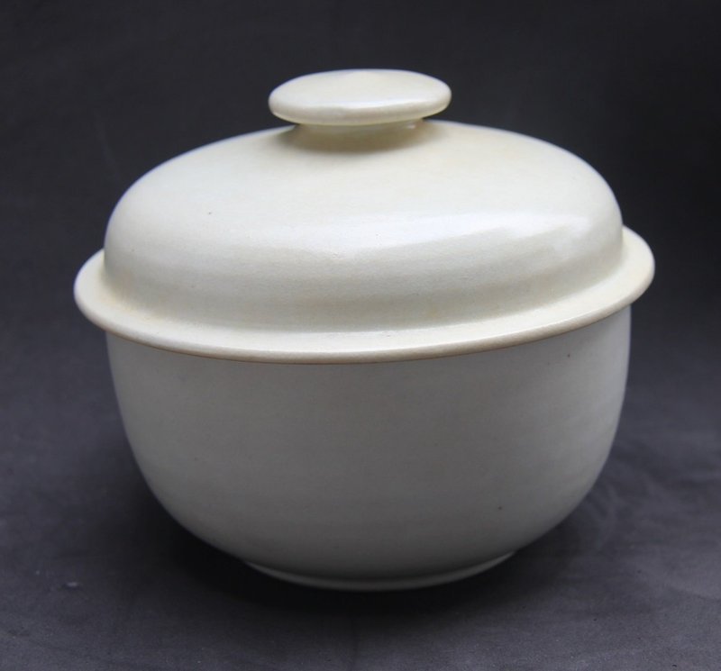 FINE MING WHITE GLAZE COVERED JAR OR BOWL