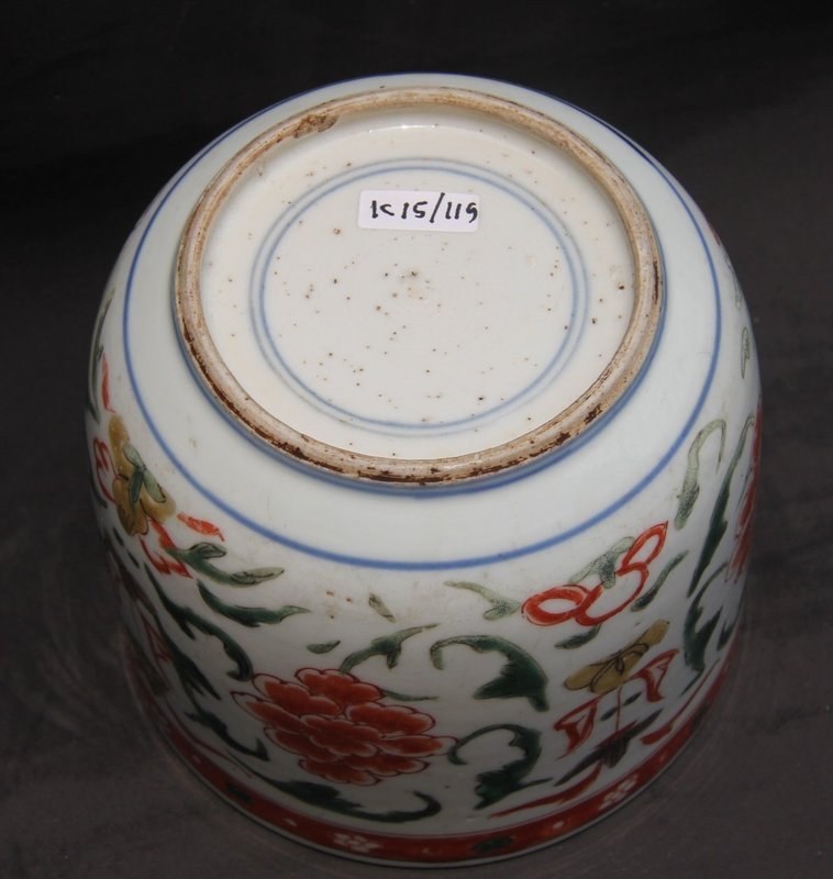 A RARE KANGXI POLYCHROMEWUCAI  COVERED JAR