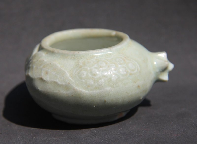 A VERY RARE YUAN QINGBAI PROMAGANATE WATER DROPPER