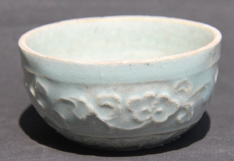 YUAN QINGBAI CUP WITH INCISED FLORAL DECORATIONS K15/174
