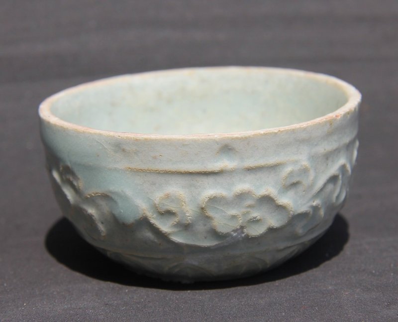 YUAN QINGBAI CUP WITH INCISED FLORAL DECORATIONS K15/174