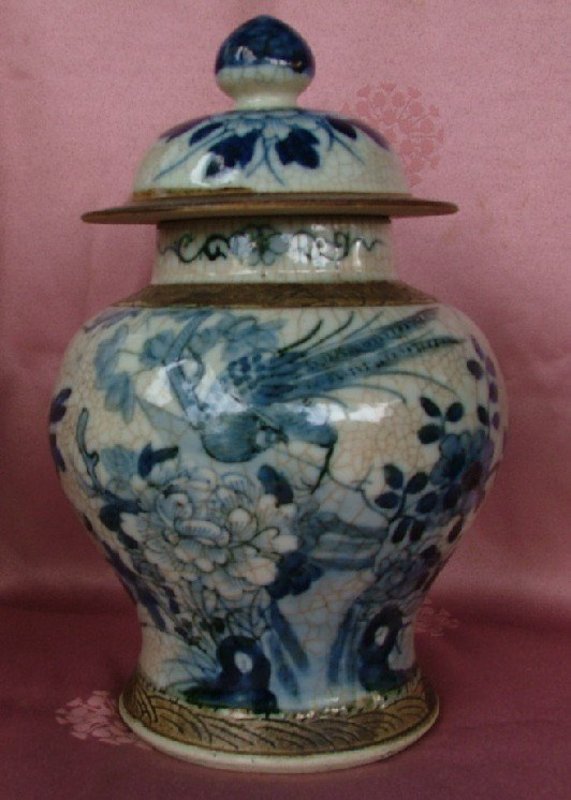 A Ge type porcelain jar with lid