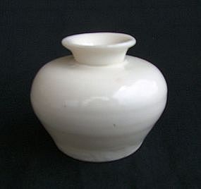 Bland De Chine Globular Jar