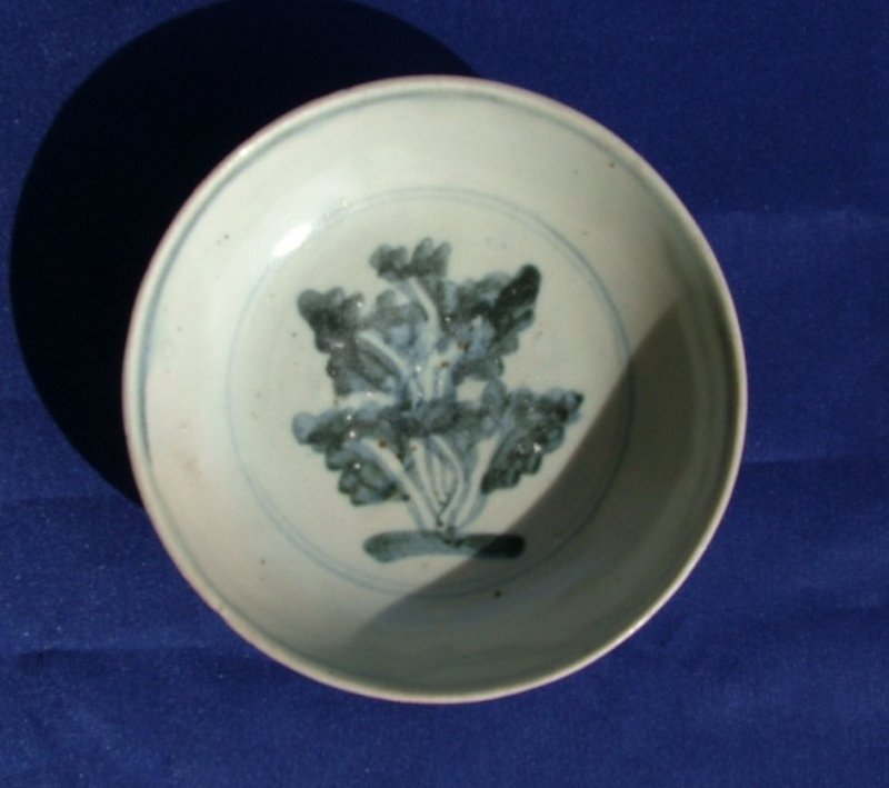 B W Early Ming Small Dish with a Plantain Leaves