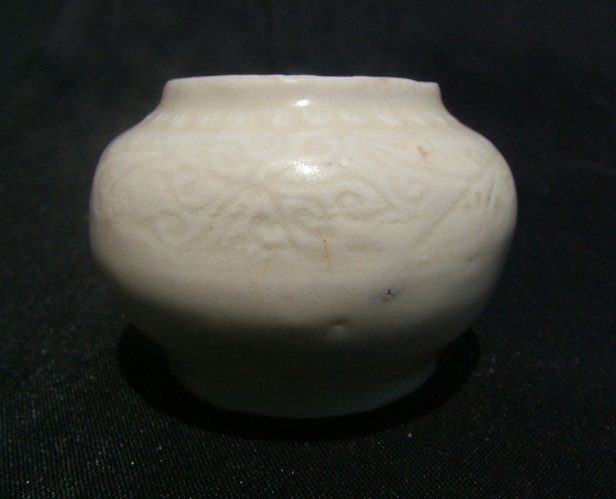 A Ming Dehua - Blanc de Chine - Foral Scroll Carved Jar