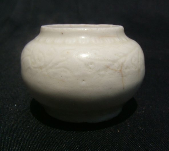 A Ming Dehua - Blanc de Chine - Foral Scroll Carved Jar