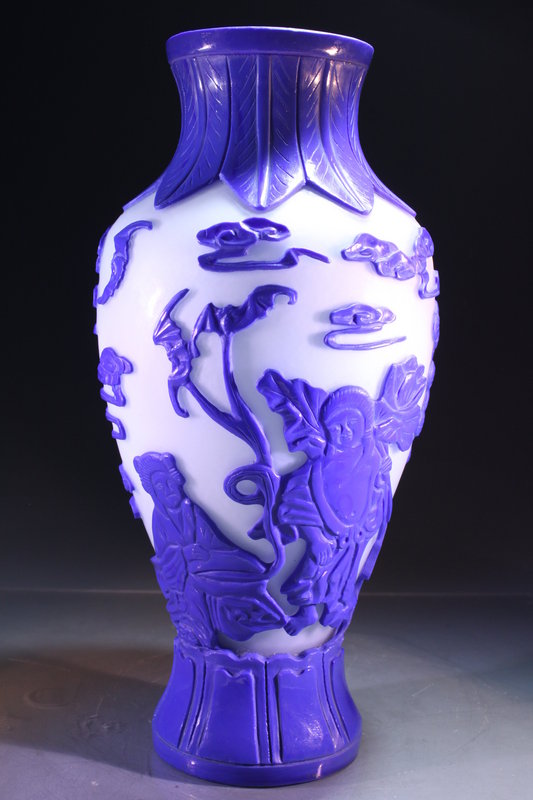 Fine Chinese Blue and White Peking Glass Vase,