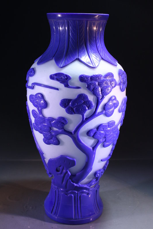 Fine Chinese Blue and White Peking Glass Vase,