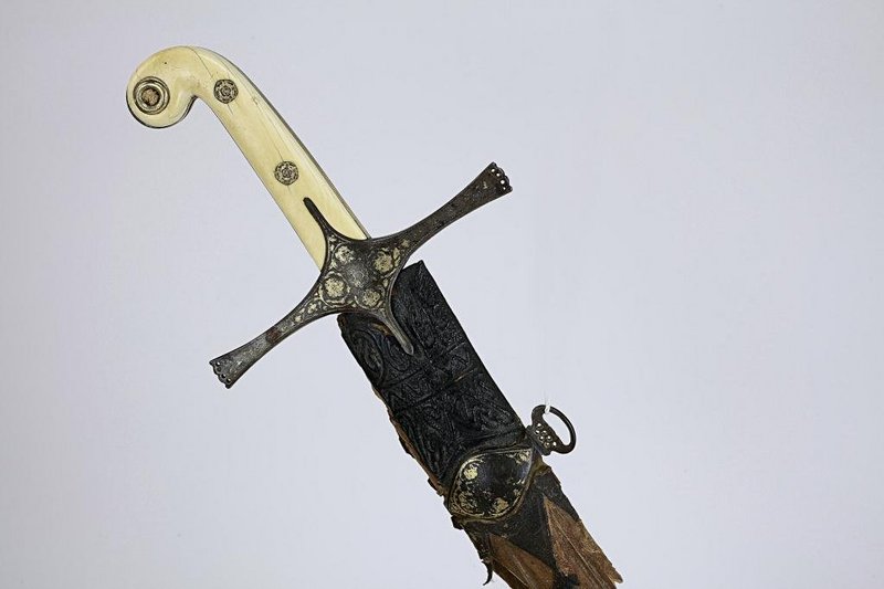 ANTIQUE PERSIAN SWORD (SAFAVIEH DYNASTY),