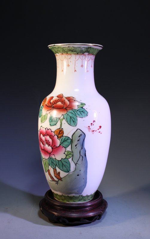 Chinese Republic Period Enameled Porcelain Vase,